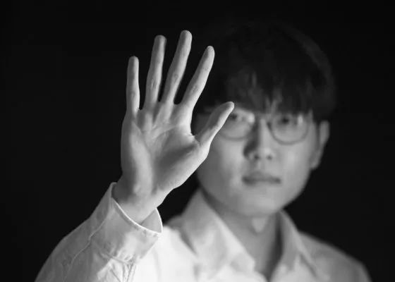 即使球在对方球员脚下，他们也知道该如何跑动，他们之间有良好的沟通。